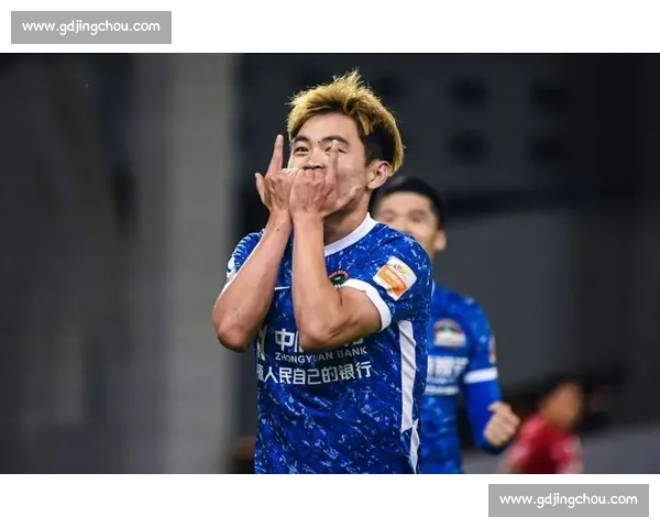 缝八针仍头球破门!黄紫昌带伤血战成铁汉