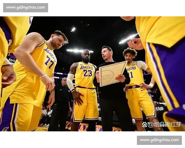 湖人奋力拼搏迎战掘金季后赛第四场关键对决，巅峰对决谁能笑到最后